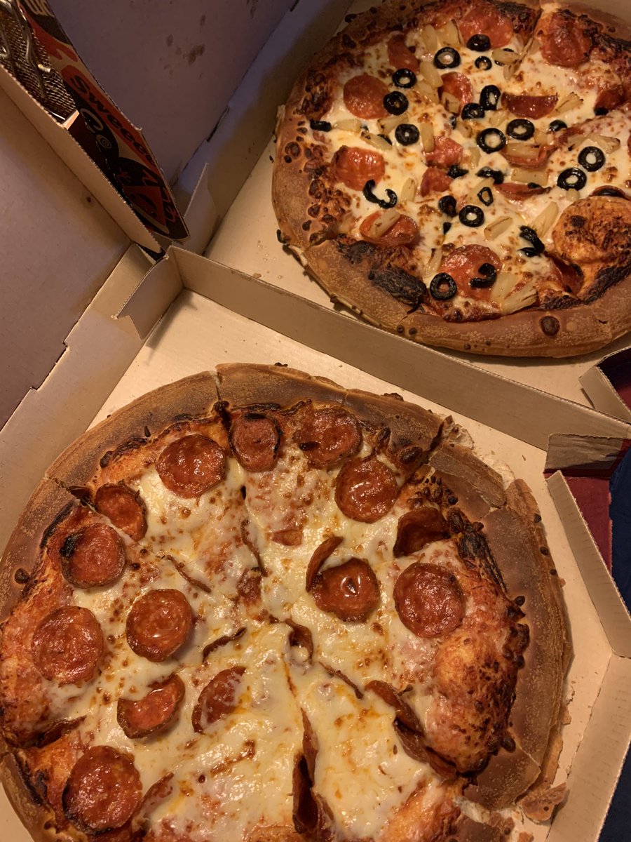 webgyrl2's tweet photo. Tonightโs pizza @pizzahut
And, yes, #PineappleRules ๐ช๐ผ
#WPFoodies @deviorobert @jeffr0 @Ny_The_Creator https://t.co/3Bx7JqgTiX