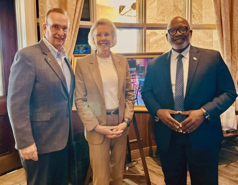 MayorKenWelch's tweet photo. I enjoy my lunch meetings with Tampa Mayor @janecastor & Clearwater Mayor Brian Aungst, Sr. Thank you, Mayor Aungst, for your service during a transitional time for the City of Clearwater. Tampa Bay achieves impactful progress when we work together! #Partners4Progress https://t.co/yOFgo88LI5