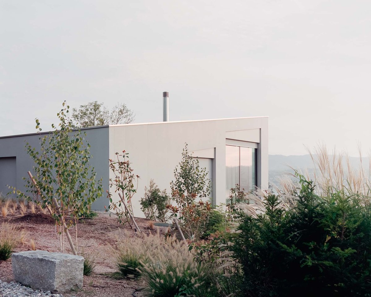 Uetikon, ubicada en Suiza y diseñada por el estudio mexicano PPAA, es una residencia que se complace en los vastos panoramas de su entorno. El proyecto aprovecha al máximo la topografía para ofrecer vistas impresionantes en cada esquina. | ow.ly/T0Is50QtnKN