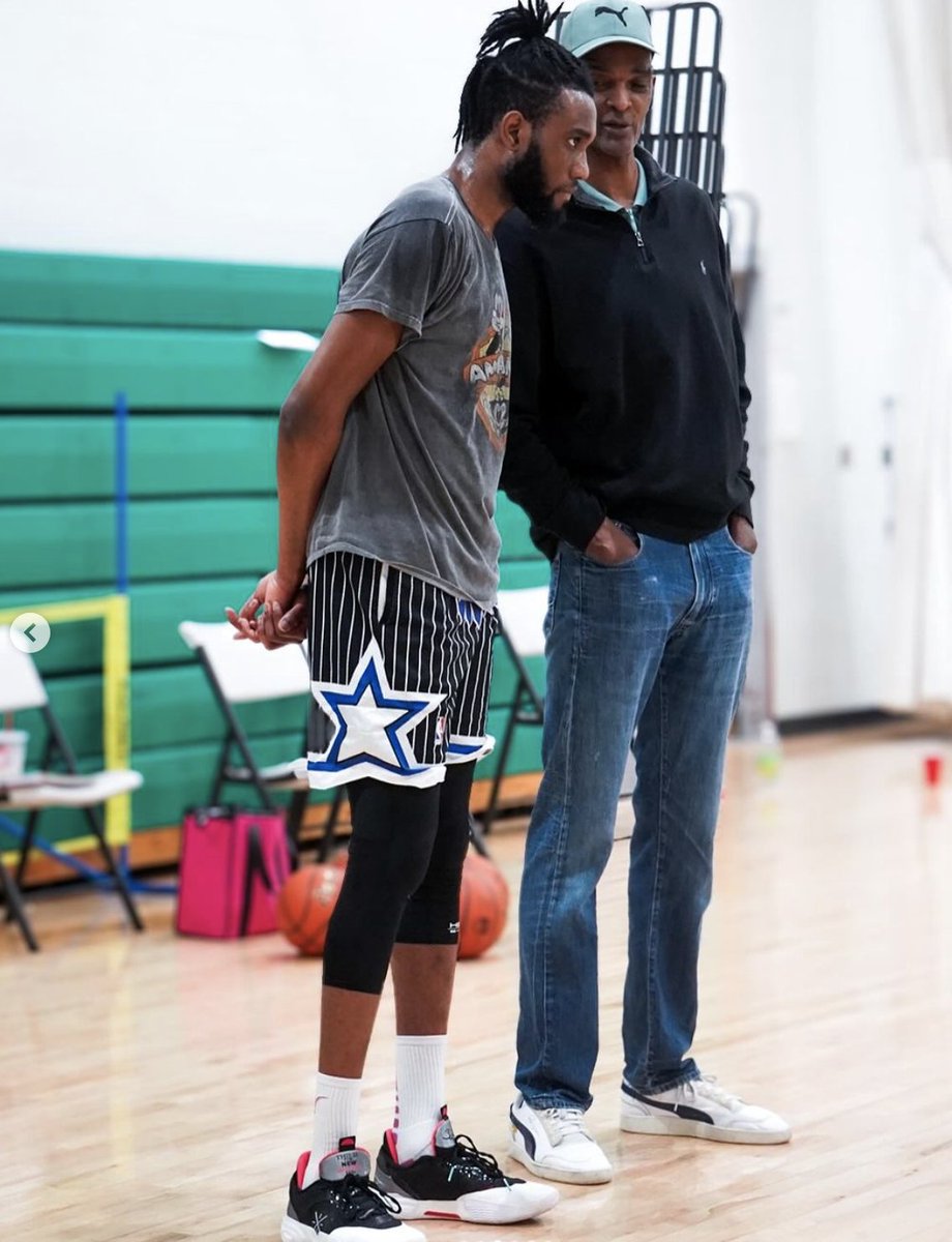 atblsubstack's tweet photo. Bow in the presence of greatness...the @VAVIPERSTBL were very fortunate to have a @uvamenshoops and @Hoophall legend attend @TBLproleague training camp practice with guys like @j2jalen @rzay_10 getting the chance to learn from @RalphSampson50.
#atbl #tbl #tbl24 https://t.co/xxvGanMDlt