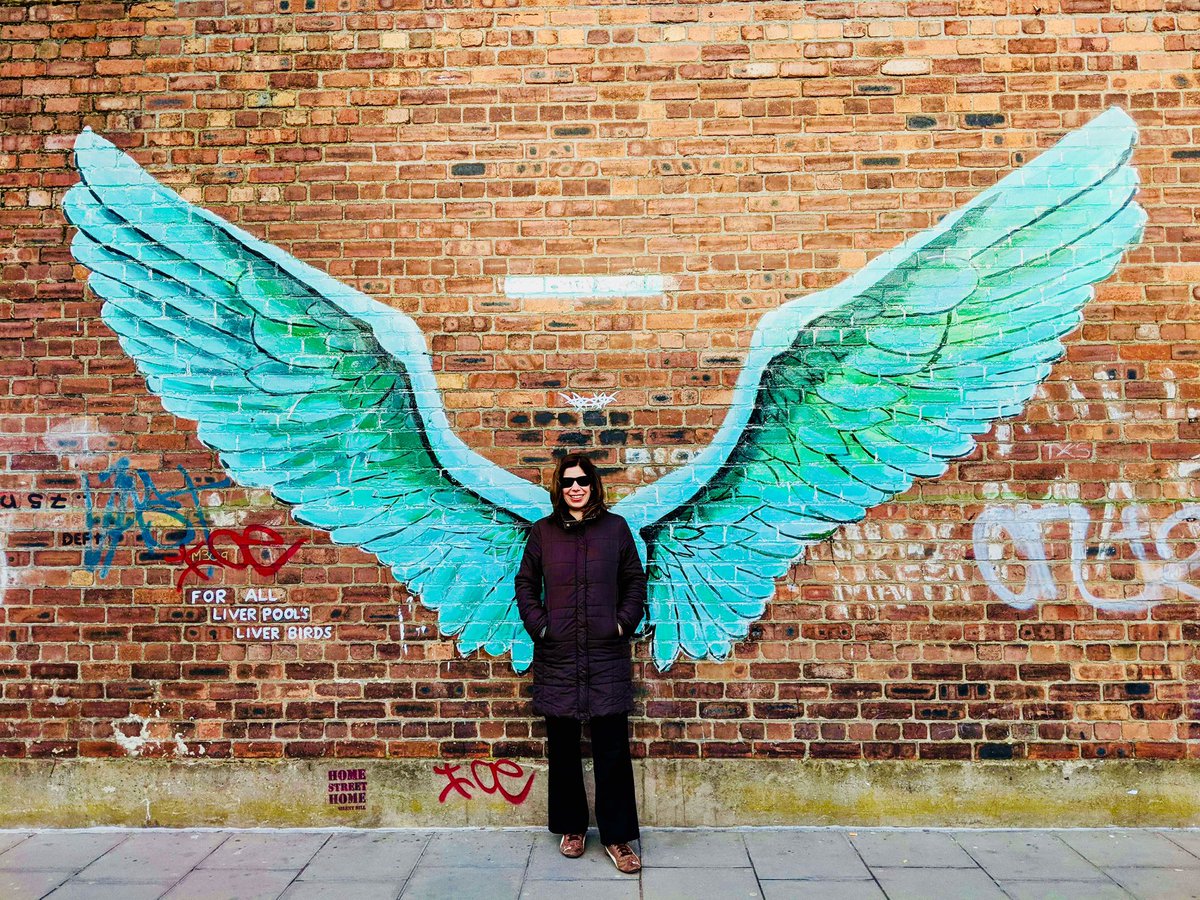 Brilliant to finally meet #Liverpool’s very own ‘wing man’ @PaulCurtisArty His street art is vibrant and life affirming and his angel wings are now an iconic selfie/photo spot The free exhibition is on for another week @RoyalLiver1911