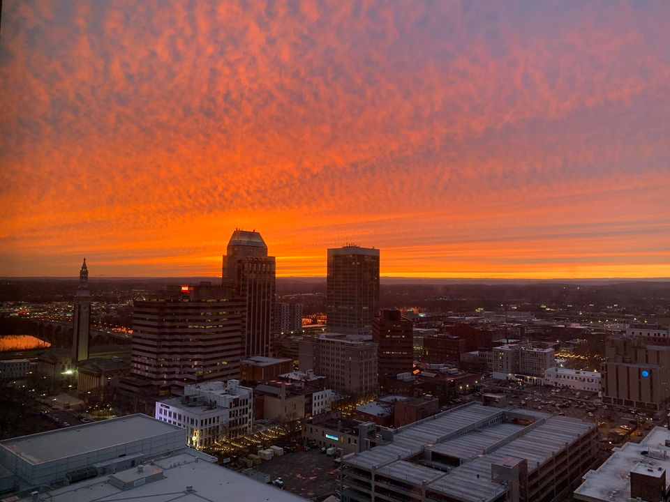 MetJannaBrown's tweet image. #sunset in downtown Springfield tonight from Maritza Ivet Cintron! #mawx #springfieldMA @SpfldMACityHall