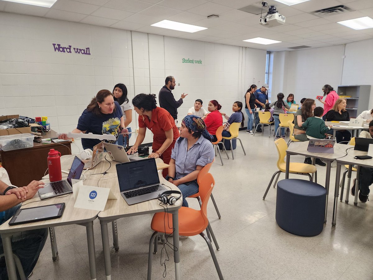 #PLA parents conociendo la aplicación #Bili thank you @vebenavides for the invitation.
@AldineISD @drgoffney @DrFavy @delgadong94 @Aldine_Bil_ESL #MiAldine #ParentLeadershiAcademy ##ParentsLeadingOtherParents