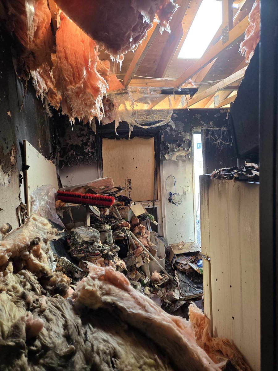 eeyoreslost's tweet photo. When the King has a fire he does it right it's fire tonight and I survived just to be slapped in the face and sent to the syco ward when it not neccessary.the dicks concerned 4 me but not in my life . I hope horrible things happen 2 you @44numskull @shanedavisart @WartTheWizard https://t.co/eEXcixmYvS