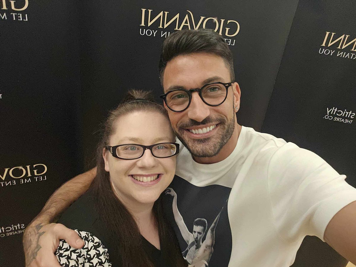 RebeccasLibrary's tweet photo. So great meeting @pernicegiovann1 again, for the third time with @CookSarahcook92! 😍 Let Me Entertain You was such an amazing show! 💃 #giovannipernice #letmeentertainyou #sctrictlytheatreco #poole #lighthouse https://t.co/Q3NilFBxs6