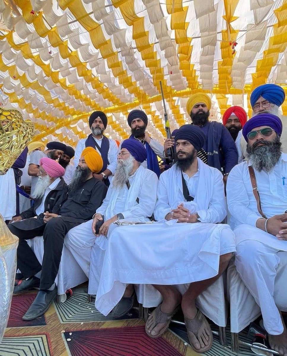 HarmanMalla_'s tweet photo. ਸਟੇਟ ਨੂੰ ਖਤਰਾ ਆ ਜਾਗਦੀਆਂ ਜ਼ਮੀਰਾਂ ਵਾਲਿਆਂ ਤੋ ੳਹਨਾ ਦੀ ਅੱਖ ਵਿੱਚ ਅੱਖ ਪਾ ਕੇ ਗੱਲ ਕਰਨ ਵਾਲਿਆਂ ਤੋ ਖਤਰਾ ਆ ਆਜ਼ਾਦ ਪੰਜਾਬ ਦੀ ਗੱਲ ਕਰਨ ਵਾਲਿਆਂ ਤੋ ਬੰਦ ਕਮਰਾ ਮੀਟਿੰਗਾਂ ਕਰਨ ਵਾਲੇ ਤੇ ਬੇਦੋਸ਼ਾਂ ਲੋਕਾ ਨੂੰ ਮਰਵਾੳੁਣ ਵਾਲੇ ਵਿਕਾਊ ਕਾਮਰੇਡ ਲਾਣੇ ਤੋ ਸਟੇਟ ਨੂੰ ਕੋੲੀ ਖਤਰਾ ਨਹੀ.#WeStandWithAmritpalSingh https://t.co/smwY9KUpXI