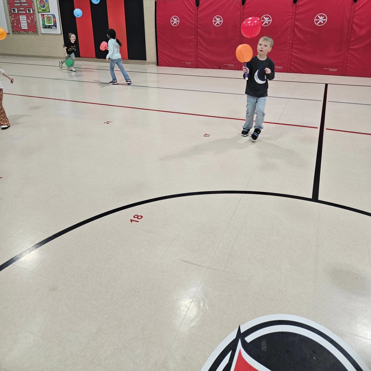 EH_WW_PhysEd's tweet photo. Last three days of balloons with paddles for K-2 and pillo polo for 3-4. https://t.co/ZfHaQZELtP