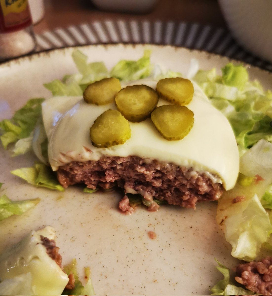 lui_regresa's tweet photo. En otro orden de ideas, yo también como hamburguesas, hechas por mi. Sin pan porque no lo tolero y la disfrute muchísimo.
#KetoFlexible
#AlimentaciónCetogénica
#2MD https://t.co/TBlAMqfkVS