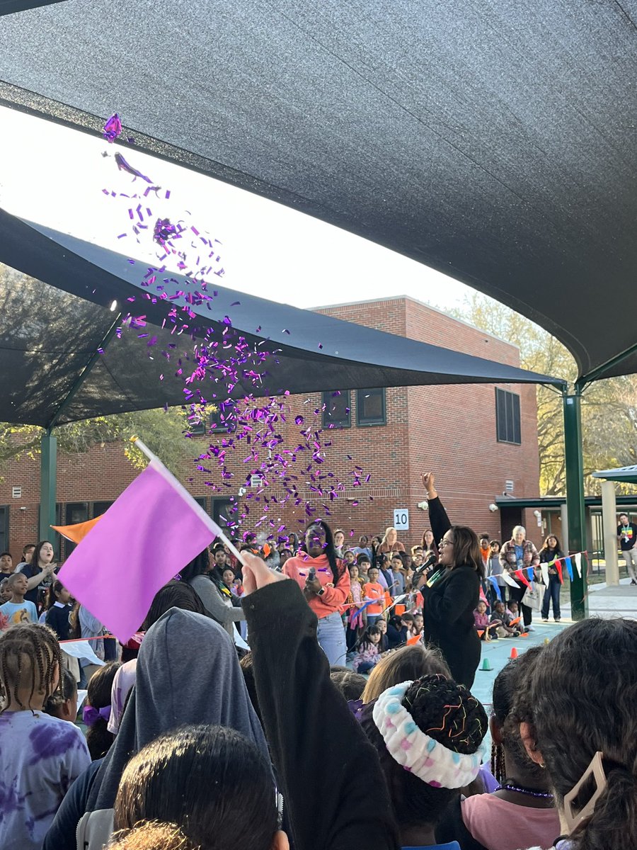 CampanarosClass's tweet photo. More pics from today’s celebration! Go purple house 💜💜💜 @HCPSForestHills https://t.co/m8xQPnBKRB