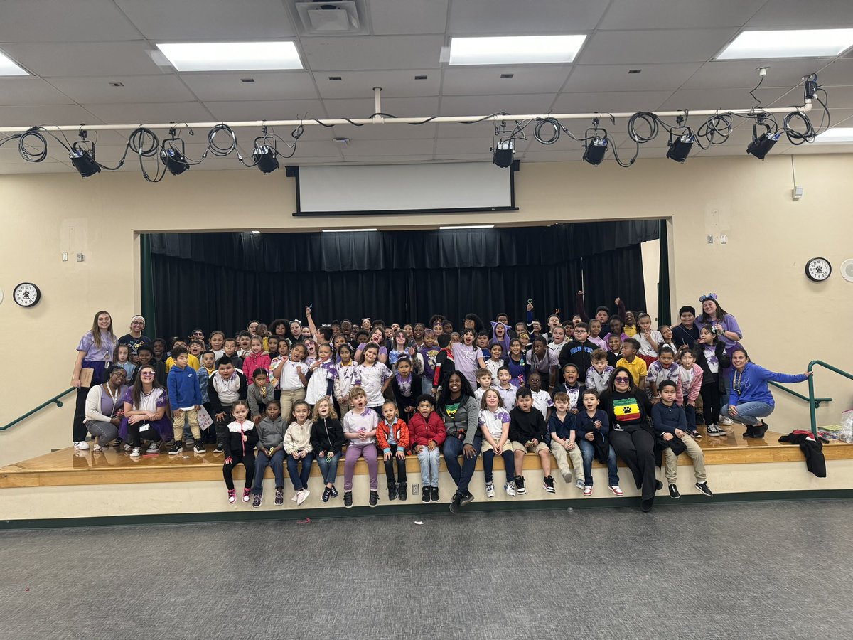 CampanarosClass's tweet photo. More pics from today’s celebration! Go purple house 💜💜💜 @HCPSForestHills https://t.co/m8xQPnBKRB