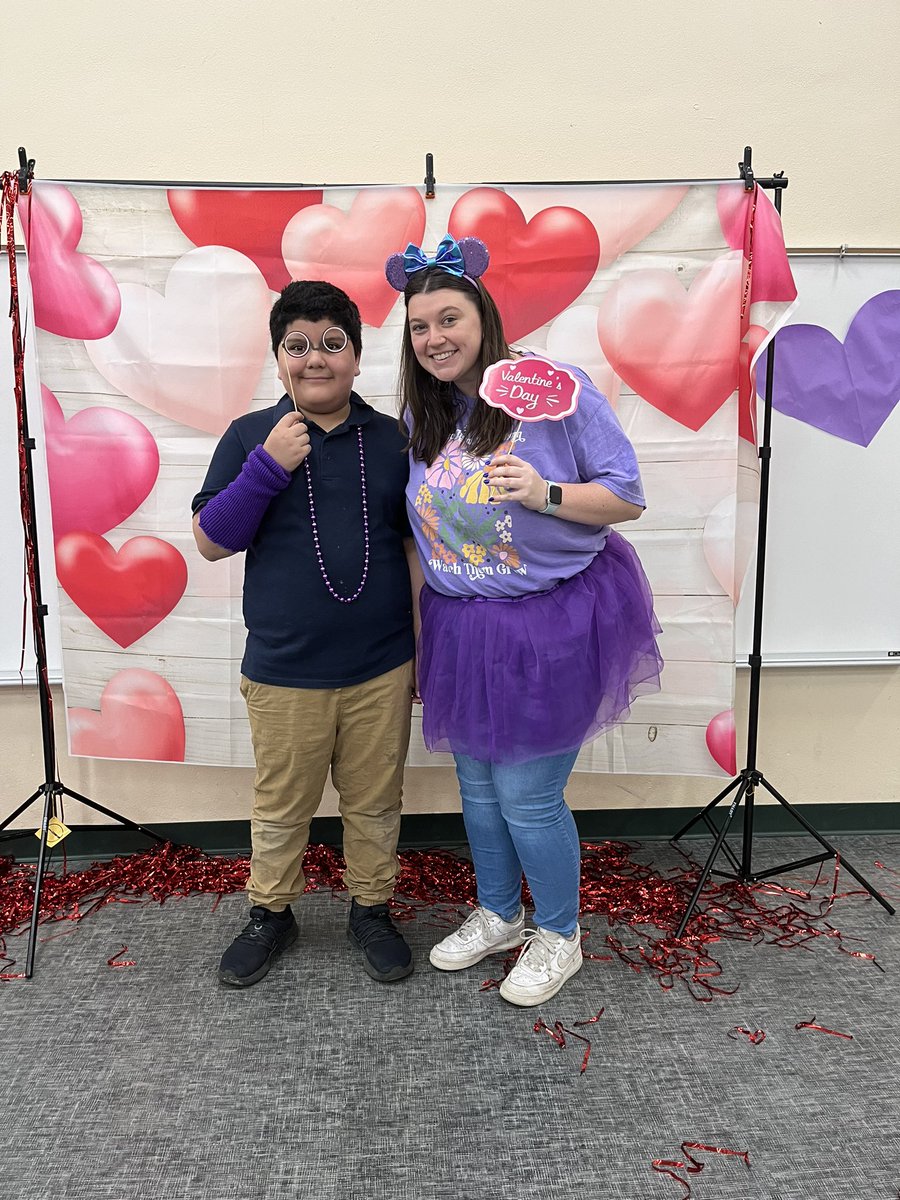 CampanarosClass's tweet photo. More pics from today’s celebration! Go purple house 💜💜💜 @HCPSForestHills https://t.co/m8xQPnBKRB