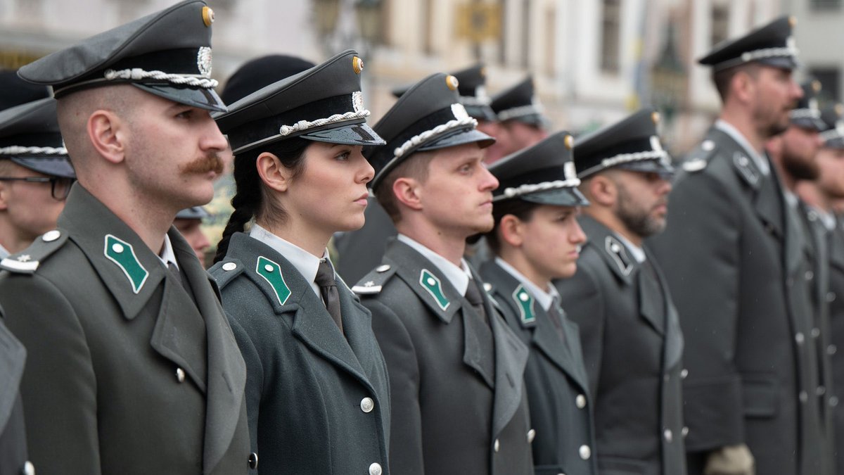 #Wachtmeister Marie Ochsenhofer, des Jägerbataillons 19 in Güssing, erreichte acht Auszeichnungen. Sie erhielt den goldenen Ring der Heeresunteroffiziersakademie. Informationen zum Tag der Wachtmeister: bundesheer.at/aktuelles/deta… #UOGST #UOGSteiermark #Bundesheer #Unteroffizier