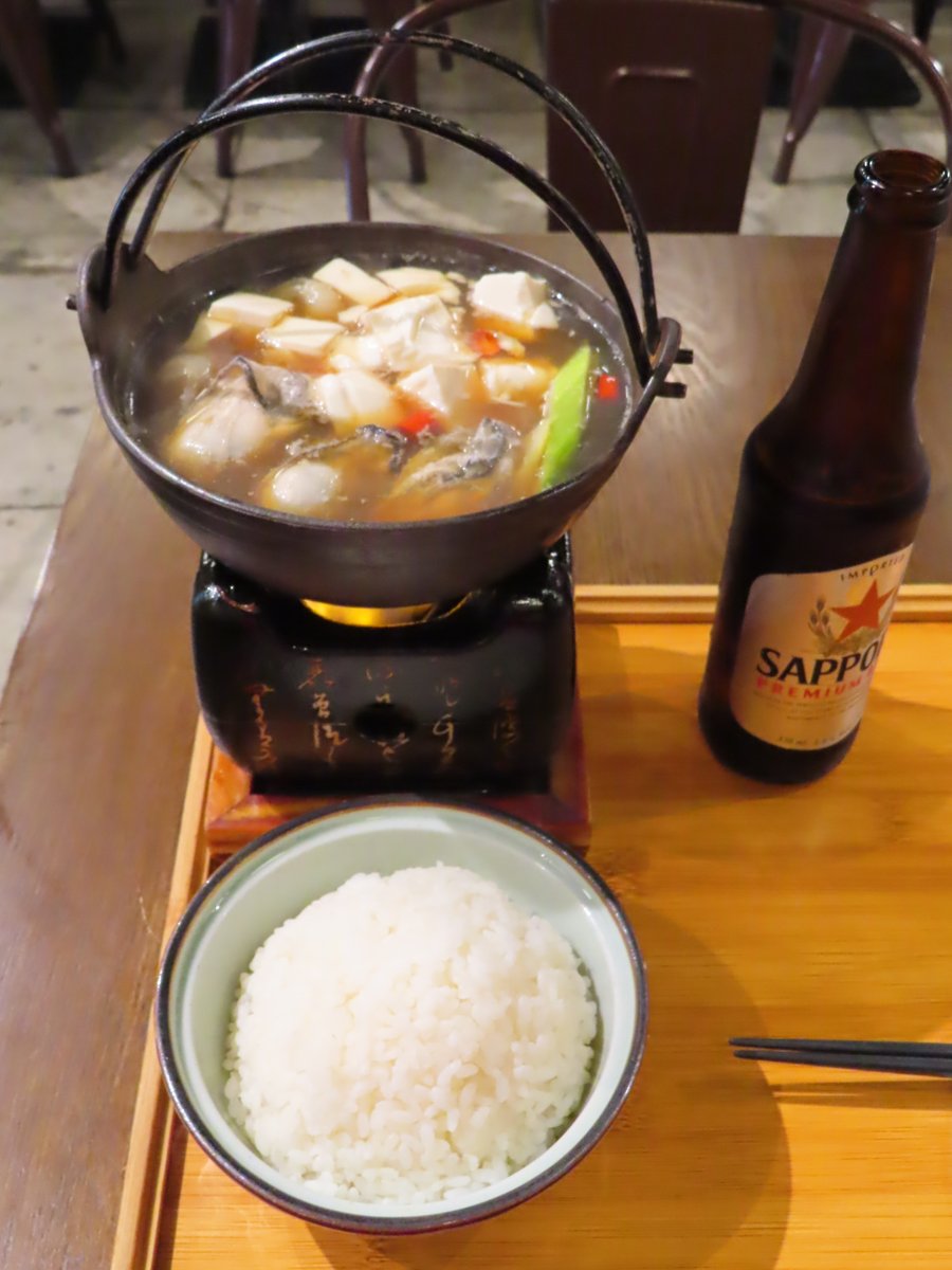 At Secret Chefs (秘), the sake-steamed Hiroshima oysters come in a bowl that also contains tofu, konyaku and negi. A bowl of rice also comes with the order. The beer's optional though -- but recommended, as it pairs well with the food!😛 #YellowEconomicCircle