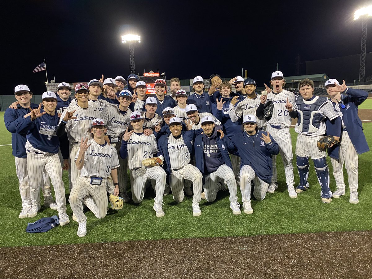 LUvikesbaseball's tweet photo. W #1 #HornsUP https://t.co/kq7tYpwjBZ
