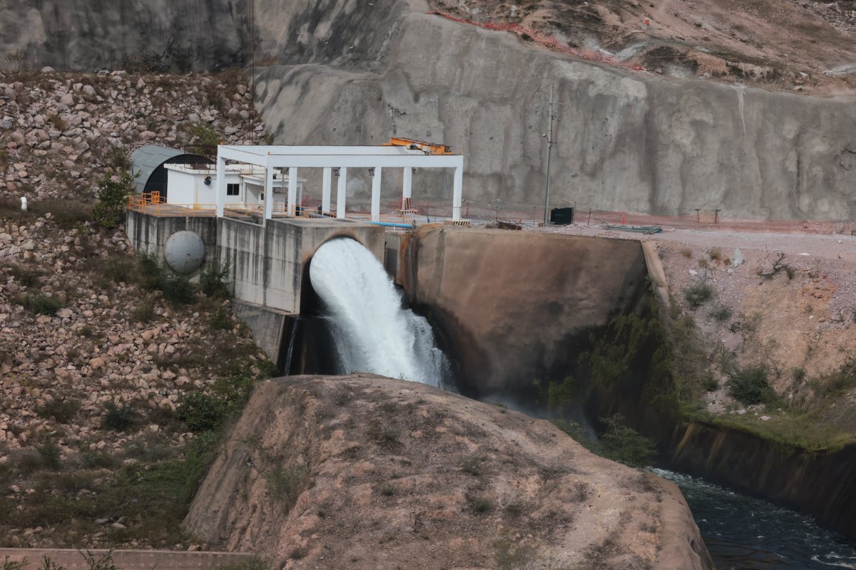 #ComunicadoPresidente

En Sinaloa, presidente AMLO inaugura acueducto Picachos-Concordia.

Primer mandatario califica como un acto de justicia que 13 pueblos cercanos a la presa ya tienen garantizado el suministro de agua de calidad; se benefician 19 mil habitantes.

Más de 400