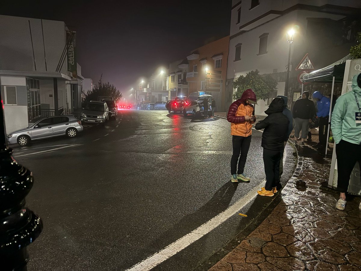 Dogsorcaravan's tweet image. Fontanales 43km 男子の上位集団はZach Millerを先頭にMiguel HerasとMiguel Arsenioが続く。現地は冷たい小雨が続き、風も少しあり、気温は一桁か。 #TransGC #WorldTrailMajors