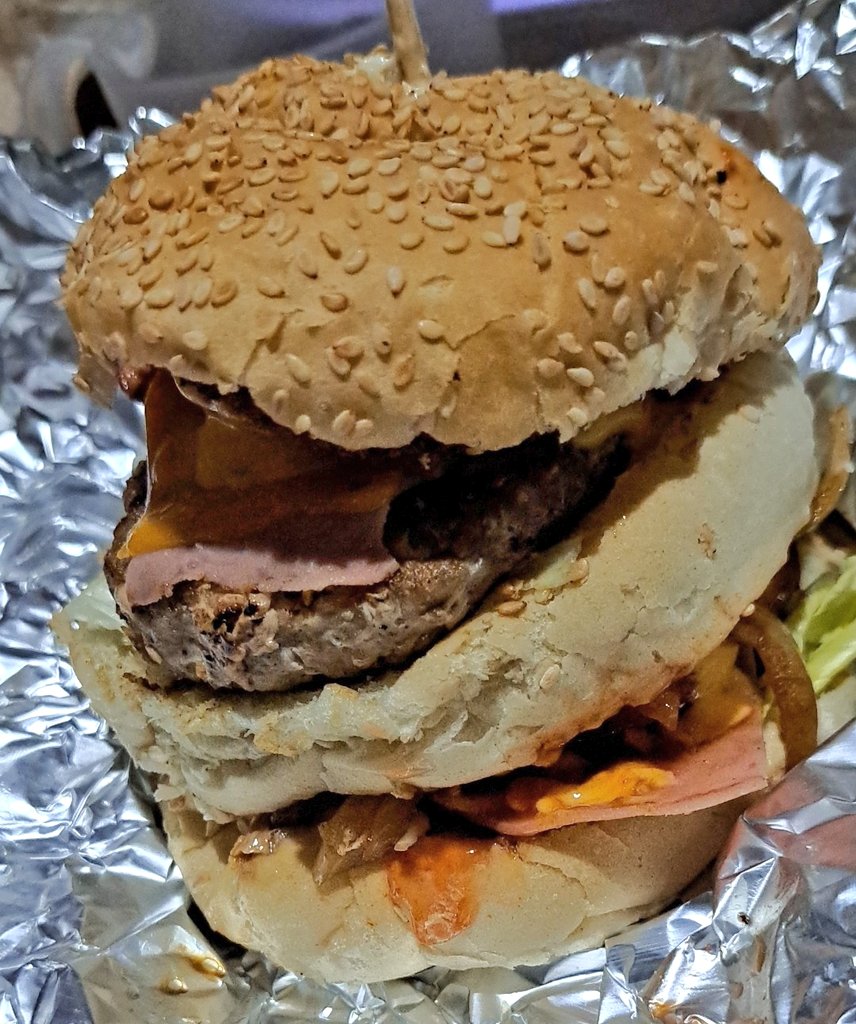 Yakogaiman's tweet photo. Doble burguer 🤤🤤🤤🤤 https://t.co/Q3klbpPKd6