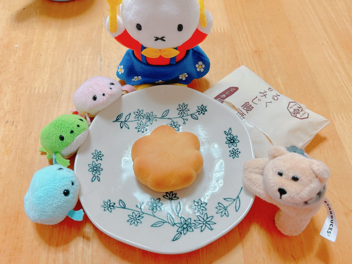 八天堂までもみじ饅頭出したらしい。
微妙にゆるいフォルム🍁
一般的もみじ饅頭とはかなり違う印象でした。 