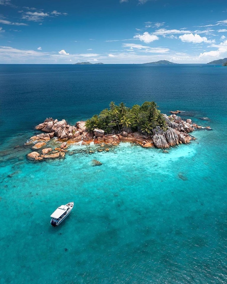 Praslin Island: Discover the untouched beauty of Seychelles on Praslin, where pristine beaches, lush forests, and turquoise waters create a tropical paradise.  #PraslinIsland #Seychelles #TropicalParadise 🏝️🌴