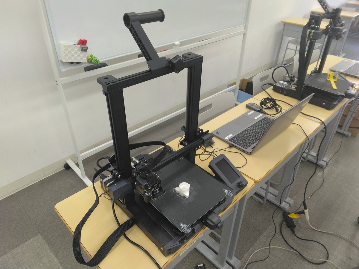 理学療法学科、作業療法学科もまだ今年度受験が可能です✴

写真は先日のオープンキャンパス！作業療法学科の実習室で色々な道具が用意されていました👍

ペットボトルのふたを開けやすくなる道具を、3Dプリンターで作成しています☝

他にもロボットを使ったリハビリについても九スポでは学べます😆