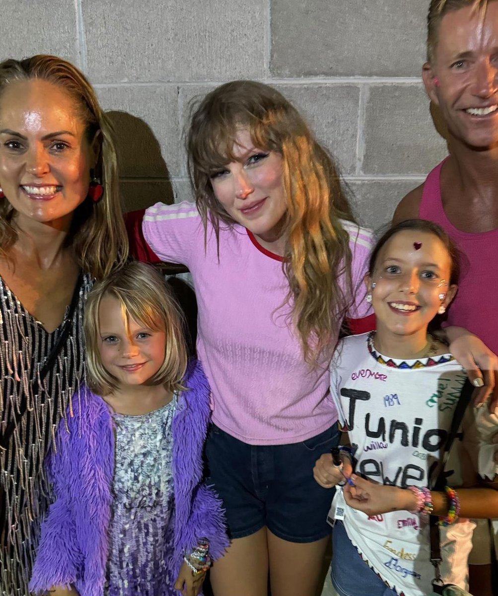 TheSwiftSociety's tweet photo. 📸| Taylor Swift with fans https://t.co/sXatptrhqn
