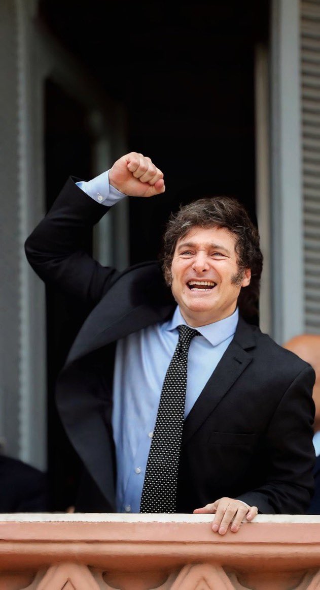 Nunca pensé en mi vida que tendría tantas alegrías juntas con el Principio de Revelación...
Además, ver como toda la casta que le ha arruinado la vida a los argentinos de bien se juntan todos para defender sus obscenos privilegios con un pobreza por las nubes me da asco...