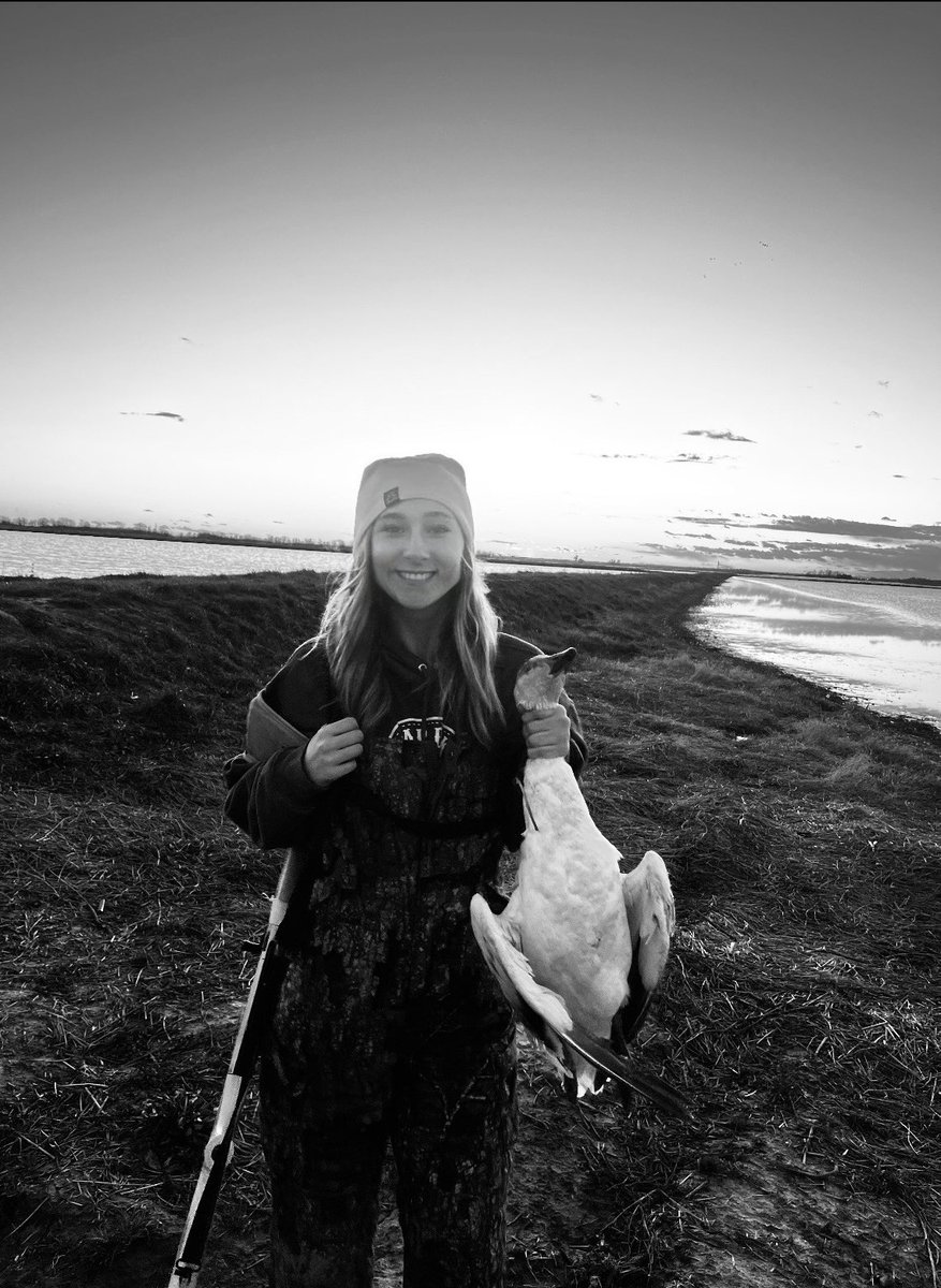 AddisonBabbs's tweet photo. When you don’t have softball….Do the other things that make you happy, Day 1 in Arkansas, I still play duck, duck, goose😊 
#lifeshouldbesimple #knockingemdown #GIDISBIGGER https://t.co/gemkdZgayU