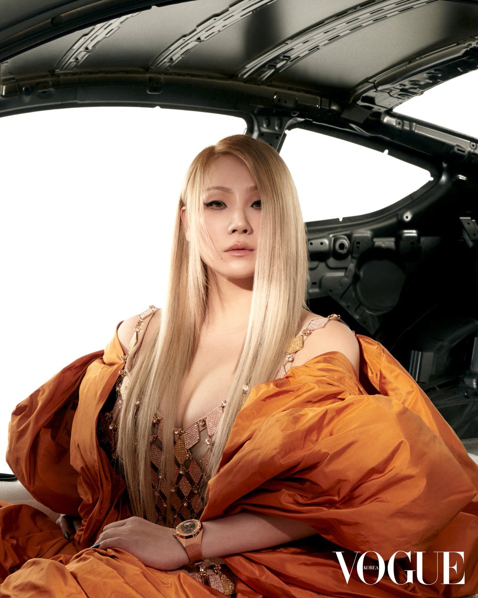 VogueKorea's tweet photo. #협찬 #VogueLeaders #2024WomanNow
“스스로의 목소리를 듣자 큰 힘을 받고 에너지가 충전됐다. 죄책감 없이 그런 시간을 갖길 바란다.” -CL(뮤지션)

🔗https://t.co/DUZucpAtua https://t.co/YS2Uift7bf