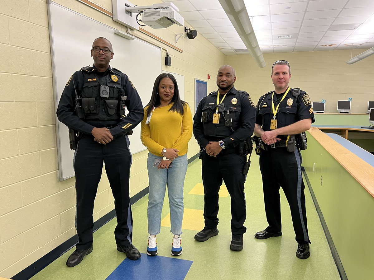 RiddickRobbin's tweet image. Grateful to our presenters for coming out today to share with our students! #careerday #careerexploration #MsRobbinsNest