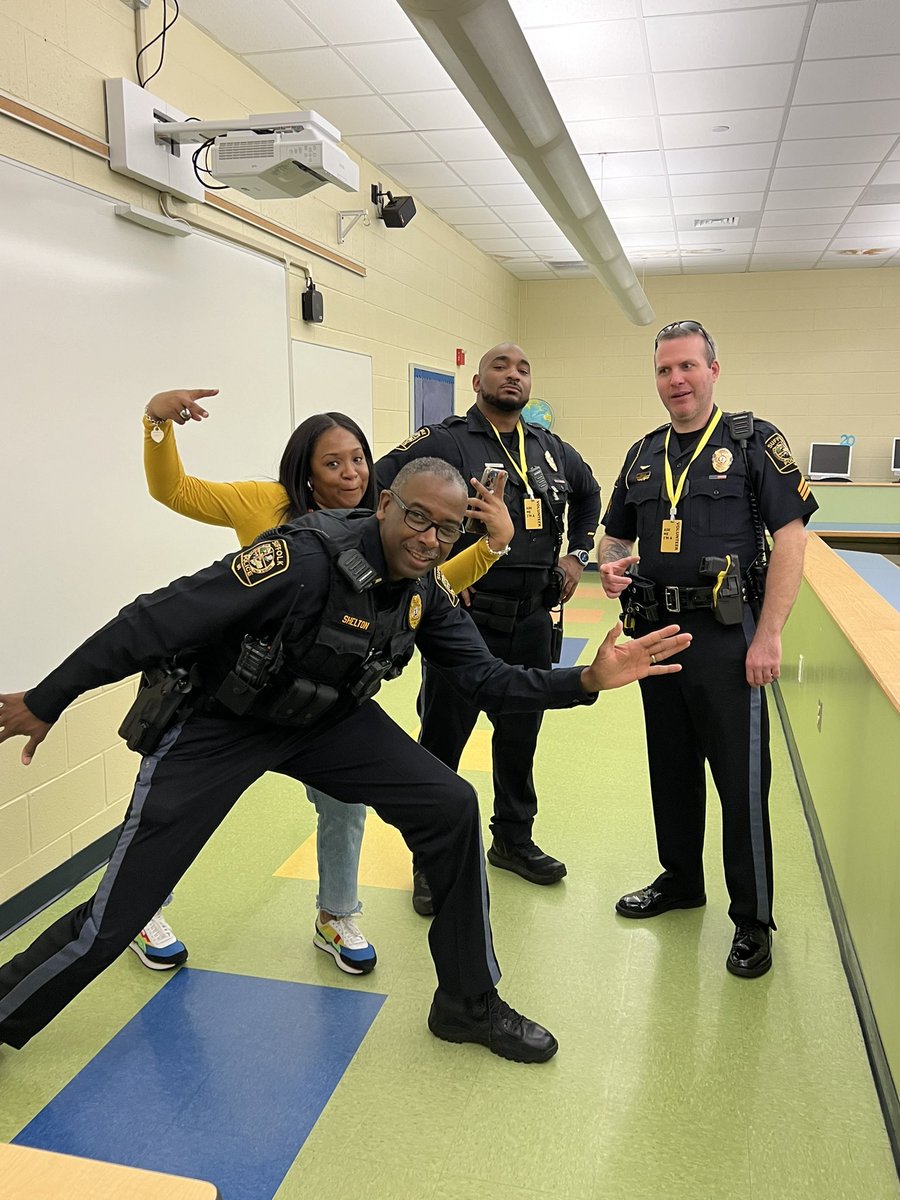 RiddickRobbin's tweet image. Grateful to our presenters for coming out today to share with our students! #careerday #careerexploration #MsRobbinsNest