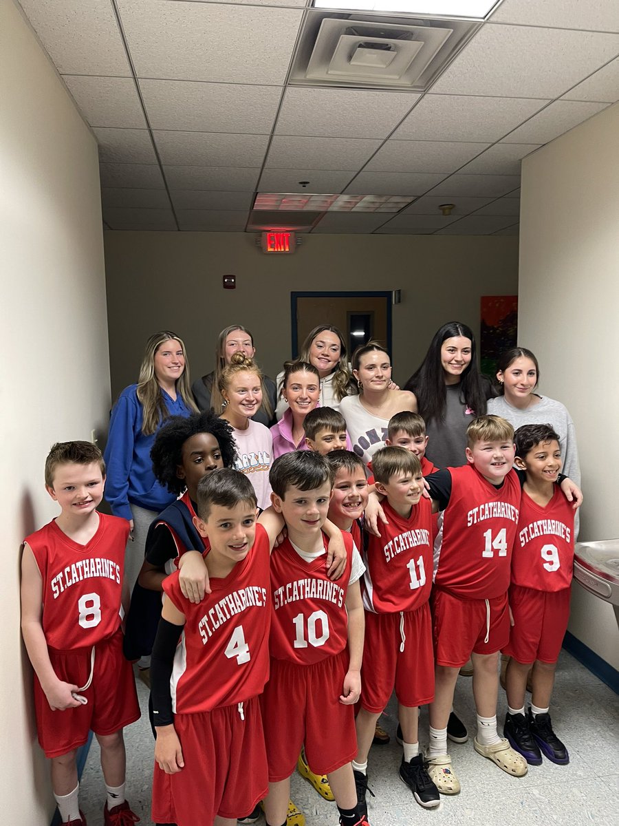 MrFlynnTZHS's tweet photo. The 3rd Grade Boys Basketball Team was short a scorekeeper for their Semi-Final Rockland CYO playoff game. I asked for a volunteer to keep our book at the Varsity practice. 9 Varsity players showed up to help and cheer on the team! https://t.co/O02AImPney