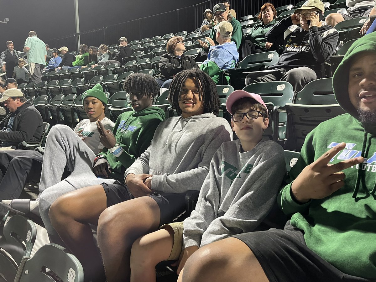Some new <a href="/GreenWaveFB/">Tulane Football</a> catching <a href="/GreenWaveBSB/">Tulane Baseball</a> tonight. Wave rolls together! #RollWave