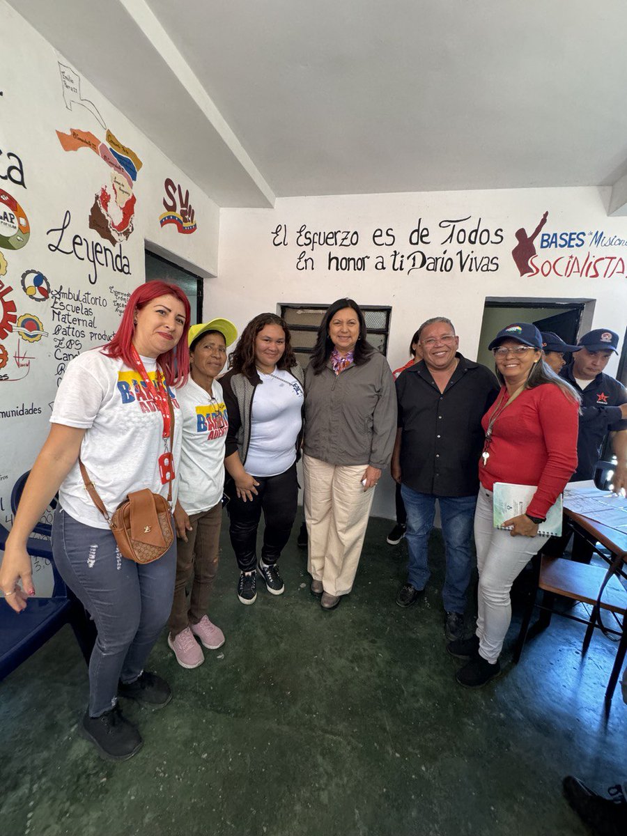 Alcaldesa @gestionperfecta llego de sorpresa a Nuevo Horizonte, parroquia Sucre, a debatir sobre las 7T con 30  comunidades, también inspecciono vías del sector, buscando soluciones para transportistas, que solicitan espacios para sus unidades 

#Oriele
#VenezuelaDibujaElFuturo