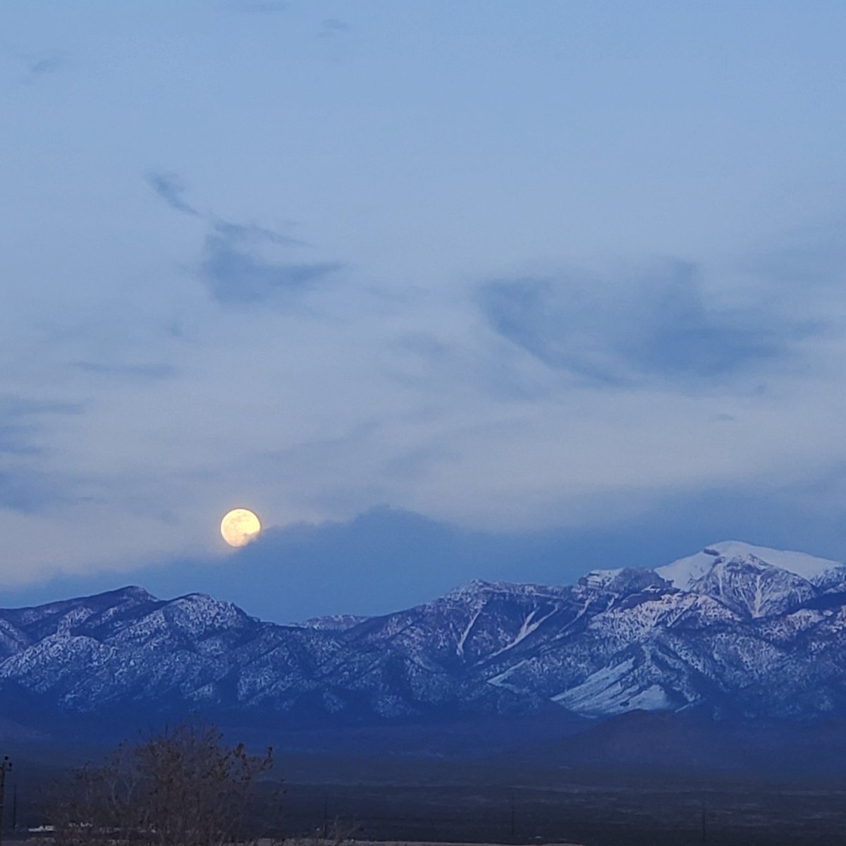 #Pahrump #moonrise over @SpringMountains