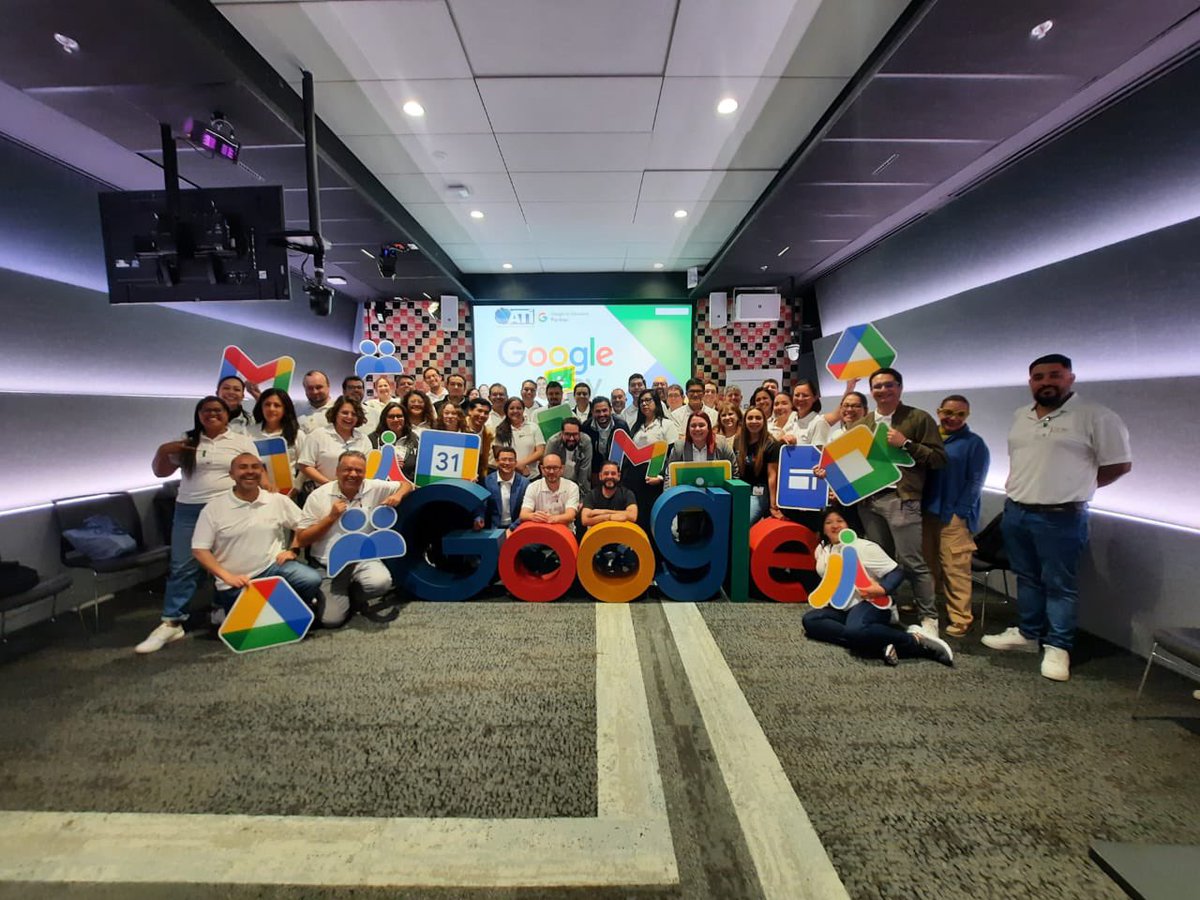 carlosivanmoren's tweet photo. Les comparto un poco de lo que vivieron l@s docentes de @udg_oficial en @googlemexico

Un reconocimiento a su liderazgo y compromiso con la transformación digital del aprendizaje

Pronto serán muchos líderes más transformando la educación en la Red Universitaria🙌

Qué envidia!🤓 https://t.co/Iygg52zzu0