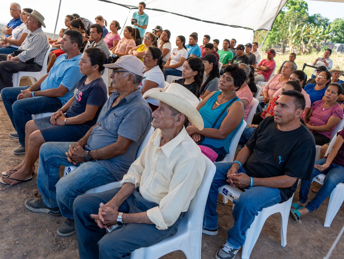 FuentesEdgar_'s tweet photo. Garantizar el desarrollo de los distritos es primordial para nuestro departamento, gracias a la Dirección de @ObraMunicipal ahora es una realidad.���🇸🇻🙌🏼

Este día inauguramos los trabajos para el mejoramiento de calle del Cantón Las Ánimas de San Lorenzo,

Sigue👇🏼 https://t.co/jPEPhszMVe
