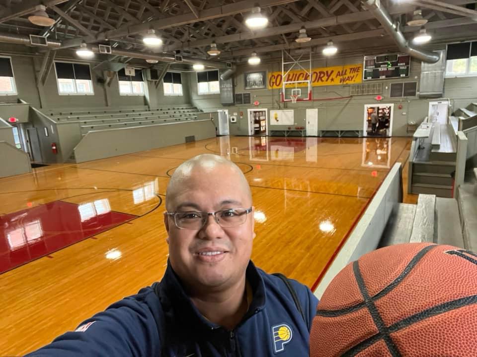 Harry_MiniumODU's tweet photo. An inspiring story about the @ODU_MBB scorekeeper who had a heart transplant. The former #catholichigh JV girls basketball coach has used basketball to deal with his health issues. @USBWA @CBSSportsCBB @br_CBB @LifeNetHealth @sentarahealth #OrganDonation
https://t.co/S8FT5SOEG8 https://t.co/aAN0YVkU4m