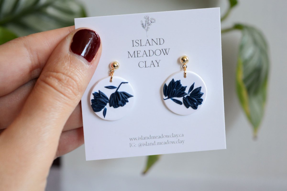 I just love these clay floral #earrings. They are the perfect all year round style: Blue and white for frosty winters or Greek garden parties.
#clayearrings #YearRoundStyle #summerstyle #winterstyle #giftshop #handmade #perfectgift #handmadegifts #madeincanada #giftideas #jewelry