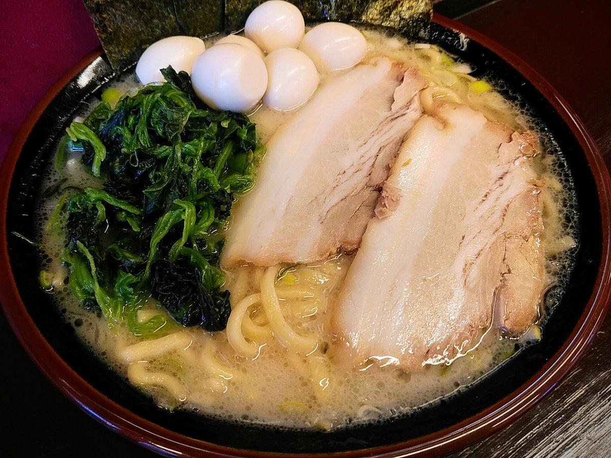 tontokotong's tweet photo. 本日は食欲爆発で豚骨塩ラーメン(大盛!!!!)+うずらの卵！豚骨スープの塩味のラーメン！中太麺がスープに絡んで､小麦の甘さと旨みが塩豚骨に引き立てられて美味しい！チャーシューも豚の薫り良く旨い！うずらの卵､ほうれん草もスープに合って美味！大満足！#ラーメン #豚とことん #伊奈町 #埼玉県 https://t.co/20TZnzeVPd