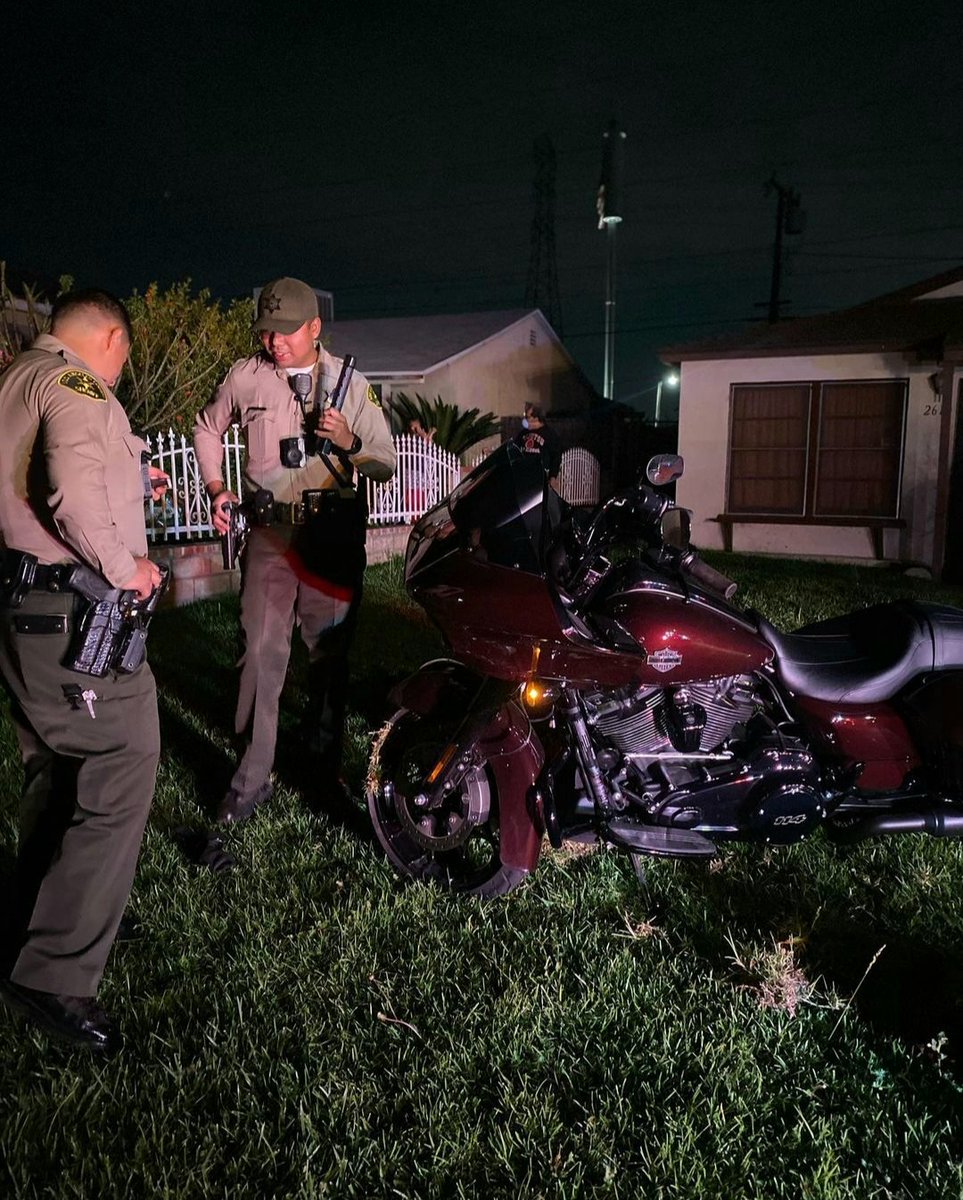 lasd2008's tweet photo. A day in the life of a sheriff's deputy- dedication, service, and a commitment to protect. #LASD #Leaders #LawEnforcementLife

Photo Credit: @TEMLASD  Sheriff’s Station https://t.co/Seltfkr7QH