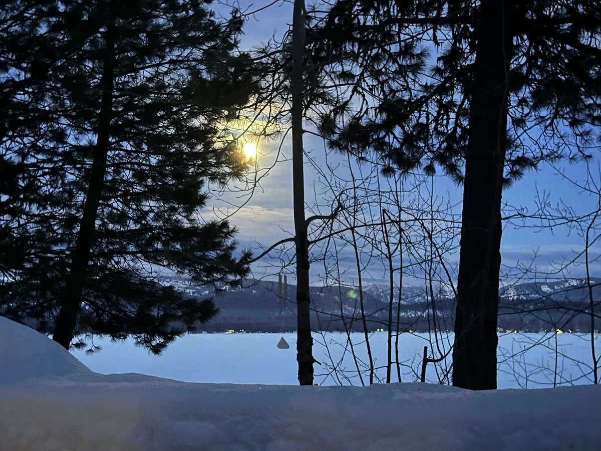 memphis_tom's tweet photo. The full ‘Snow Moon’. #payettelake https://t.co/NklsYWXJlT