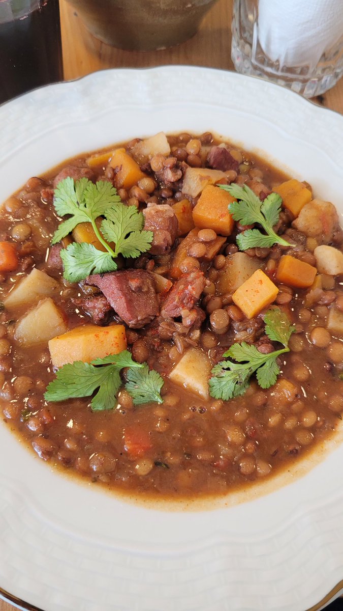 There's this army of digital nomads who come to BA for the lax migration laws and 'low' cost of living, and yet all they do is spend their time online complaining about food in BA in stead of venturing outside of Palermo to enjoy the city's gastronomy. Some even complain about