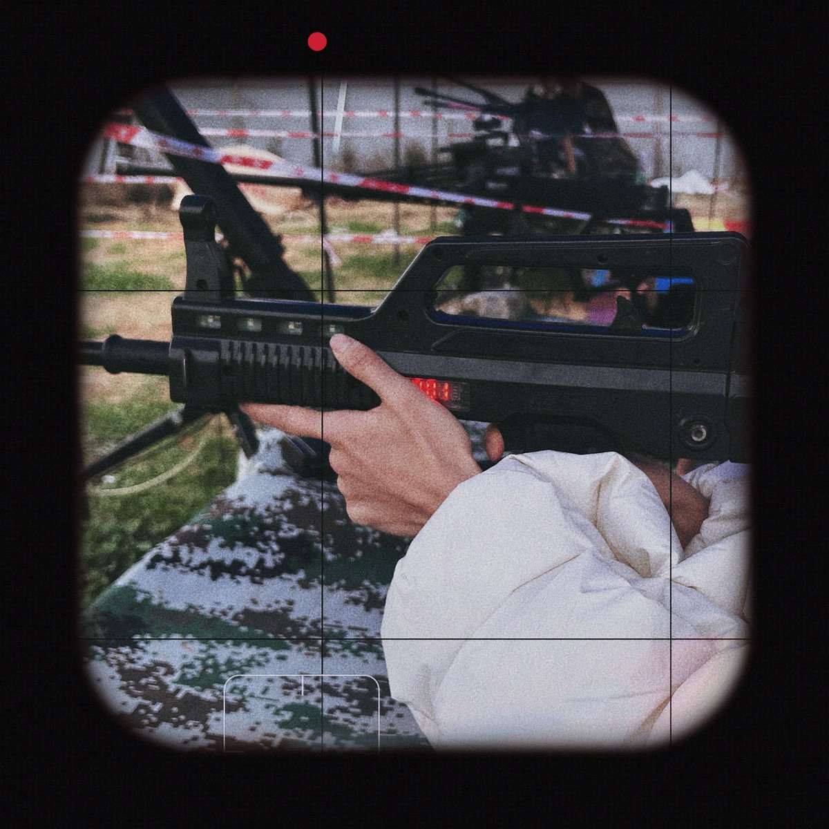 大早上起来刷推看到一个黄推的手指好长，随口感叹一句这种指奸一定很舒服。遂被瞳老师一把搂进怀里狠狠玩了一把，一边问我 怎么？她的手指不够满足我已经开始觊觎上别人的了吗？一边要我拍下来仔细观摩一下她的长还是别人的长。
迫于她在床上的淫威，我答 你全世界最长