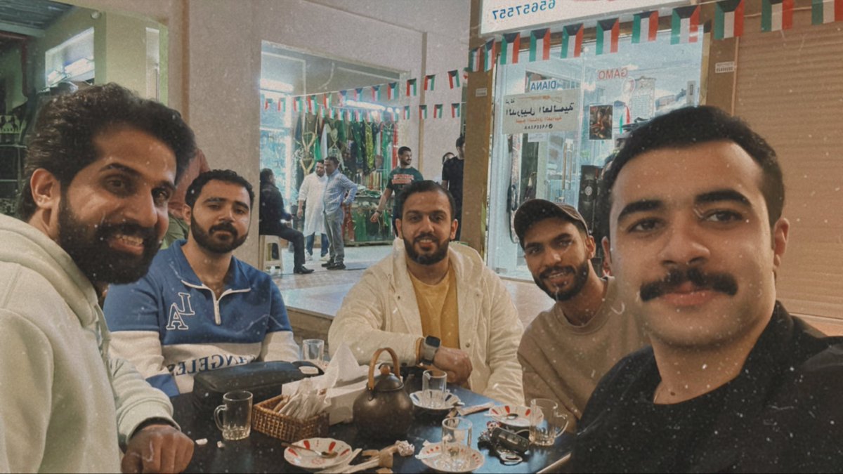 yah27ya's tweet photo. friends forever 🖤 https://t.co/l5BsfZBRzw