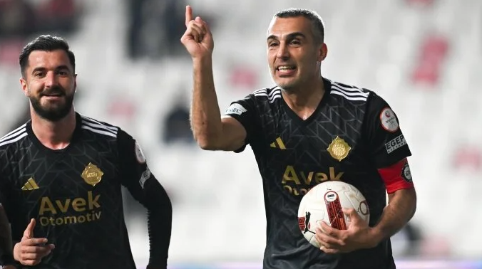 Pppppp4455's tweet photo. Altay, 42 yaşındaki golcüsüyle kazandı!

Trendyol 1. Lig 24. hafta maçında Altay, sahasında Giresunspor'u 1-0 mağlup etti. https://t.co/DGLEELWa21