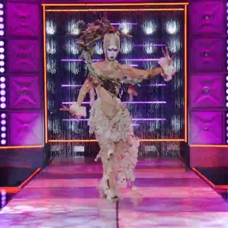 mascarayde's tweet photo. and JUST like that nymphia saved herself from the bottom 2 with this look #dragrace https://t.co/C1Jvx6bchh