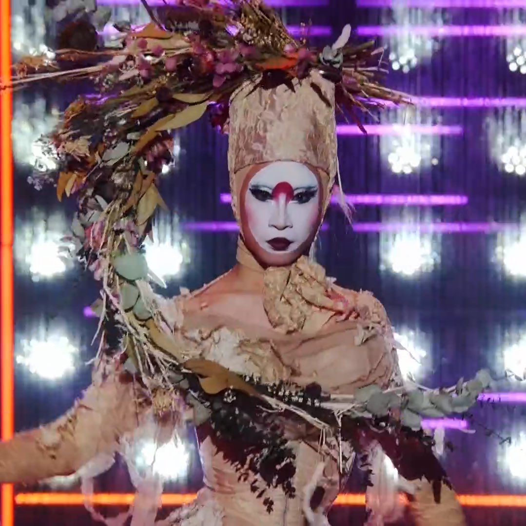 mascarayde's tweet photo. and JUST like that nymphia saved herself from the bottom 2 with this look #dragrace https://t.co/C1Jvx6bchh