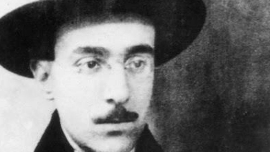 epifitas's tweet photo. "Todas mis horas están hechas de jaspe negro,
Mis ansias todas talladas en un mármol que no hay,"

Fernando Pessoa 

Portugal, 1888-1935 https://t.co/0d5pLBuEQb