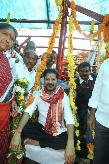 Revanth_reddy_A's tweet photo. #SammakkaSaralammaJathara #Medaram https://t.co/As4dvsaKam