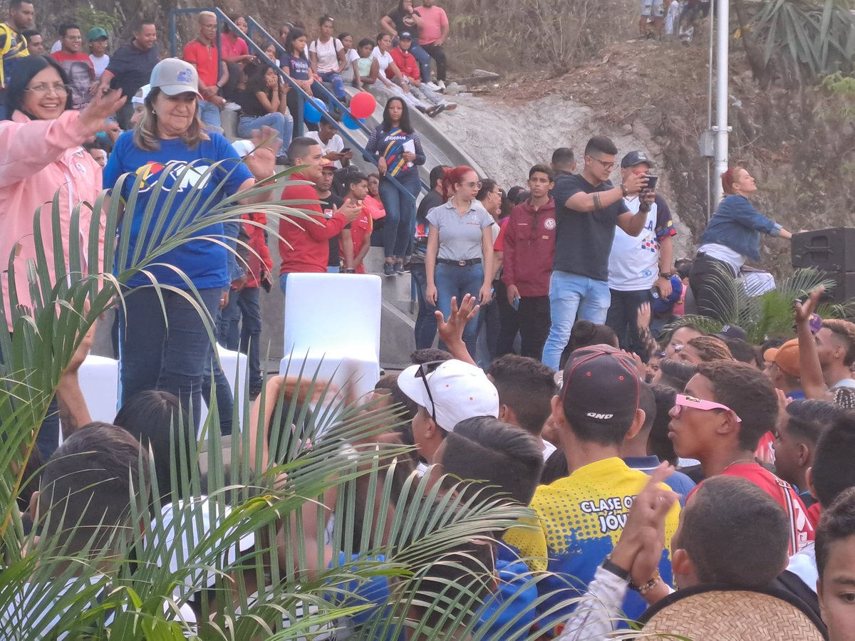 Acompañamos a nuestra madrina <a href="/_LaAvanzadora/">Yelitze Santaella</a> y nuestra Gobernadora <a href="/Soykarinacarpio/">Karina Carpio</a> al encuentro con la juventud Aragüeña en el marco de la Gran Misión Juventud Venezuela 
#VenezuelaDibujaElFuturo 
<a href="/NicolasMaduro/">Nicolás Maduro</a> 
@MPPEDUCACION 
<a href="/CDCEAragua/">CDCE ARAGUA</a>